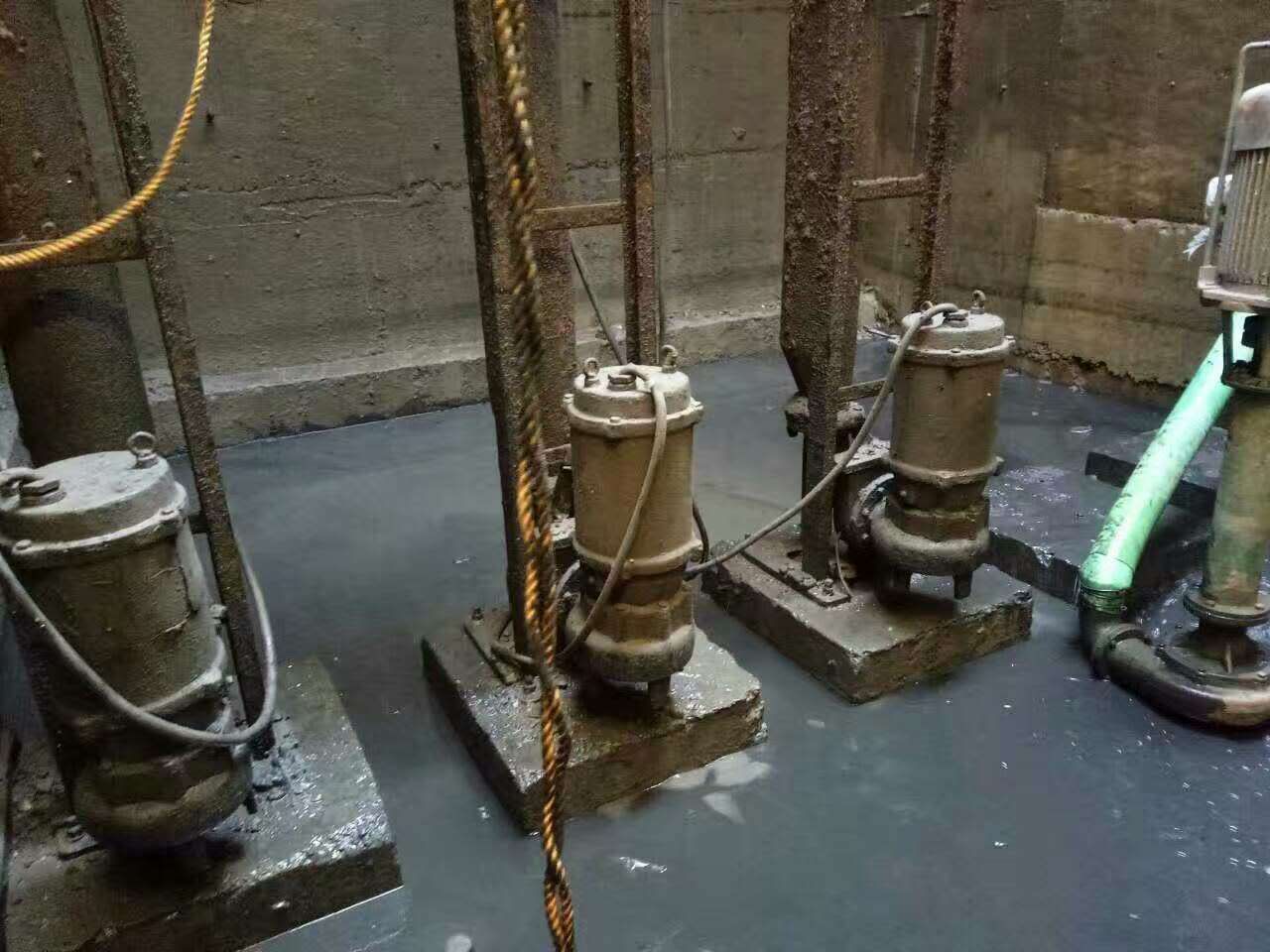 积玉口镇污水池清理