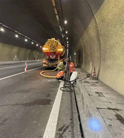 积玉口镇隧道排水渠清淤